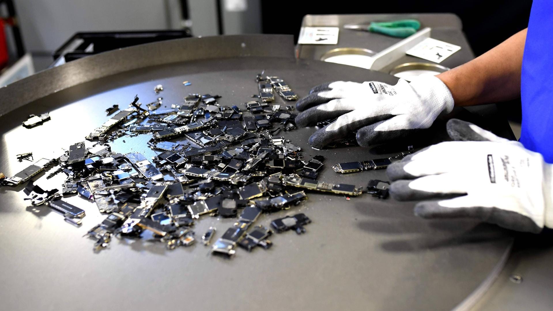 iPhone-Teile beim Recycling: Ein Recyclingunternehmen verkaufte die iPhones stattdessen lieber. iPhone-Teile beim Recycling: Ein Recyclingunternehmen verkaufte die iPhones stattdessen lieber.