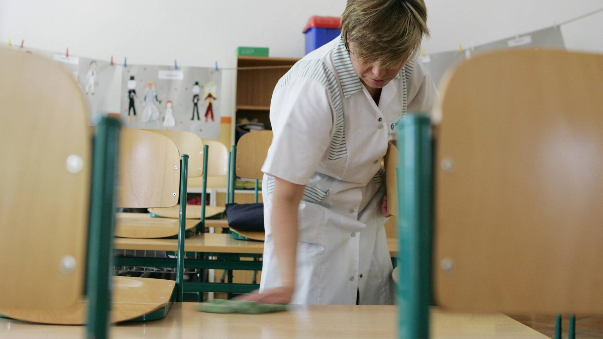 Eine Frau putzt die Tische in einem Klassenzimmer (Symbolbild): An vielen Dortmunder Schulen fällt der Unterricht aus, weil Reinigungskräfte wegen eines Streikes die Schulen nicht geputzt und desinfiziert haben. Eine Frau putzt die Tische in einem Klassenzimmer (Symbolbild): An vielen Dortmunder Schulen fällt der Unterricht aus, weil Reinigungskräfte wegen eines Streikes die Schulen nicht geputzt und desinfiziert haben.
