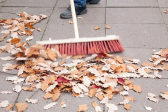 Rutschgefahr: Herbstlaub vor der Haustür muss der Hausbesitzer entfernen oder entfernen lassen.