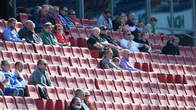 Für das Derby von Hannover 96 gegen Eintracht Braunschweig sind viele der verfügbaren Tickets noch nicht verkauft. Für das Derby von Hannover 96 gegen Eintracht Braunschweig sind viele der verfügbaren Tickets noch nicht verkauft.