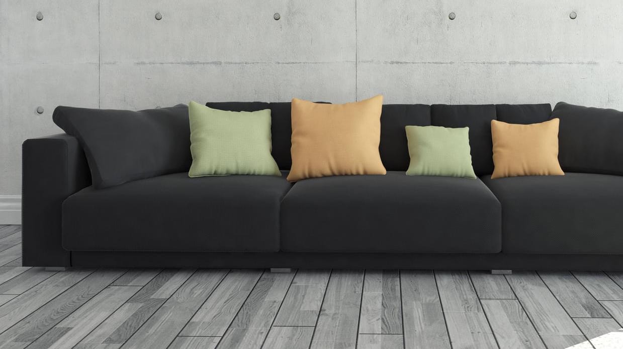 Sofa mit Kissen: In Celle musste eine Frau von einem Kissen befreit werden, da sich ihr Ohrring darin verfangen hatte. (Symbolbild) Sofa mit Kissen: In Celle musste eine Frau von einem Kissen befreit werden, da sich ihr Ohrring darin verfangen hatte. (Symbolbild)