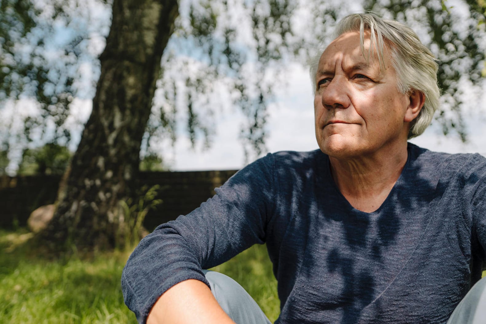 Älterer Mann sitzt auf Wiese (Symbolbild): Die Unionsfraktion will offenbar eine Reform der Riester-Rente. Älterer Mann sitzt auf Wiese (Symbolbild): Die Unionsfraktion will offenbar eine Reform der Riester-Rente.