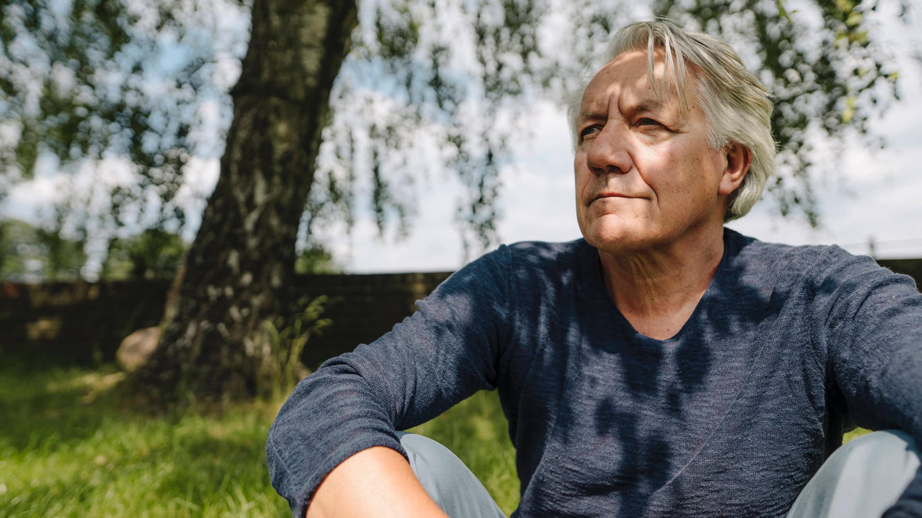 Älterer Mann sitzt auf Wiese (Symbolbild): Die Unionsfraktion will offenbar eine Reform der Riester-Rente. Älterer Mann sitzt auf Wiese (Symbolbild): Die Unionsfraktion will offenbar eine Reform der Riester-Rente.