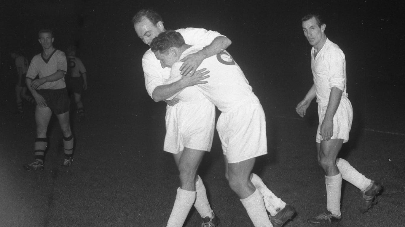 Bernie Klodt (l.) umarmt Heiner Kördell beim Europapokal der Landesmeister 1958, bei dem Schalke nach dem nationalen Titel teilnehmen durfte.