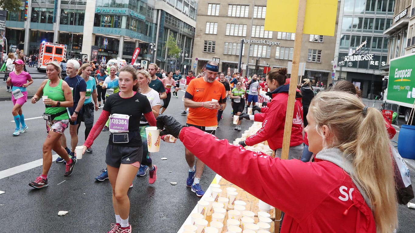 Ein Verpflegungsstand beim Köln Marathon (Archivbild): Viele Helfer sind jedes Jahr für die Teilnehmenden im Einsatz.