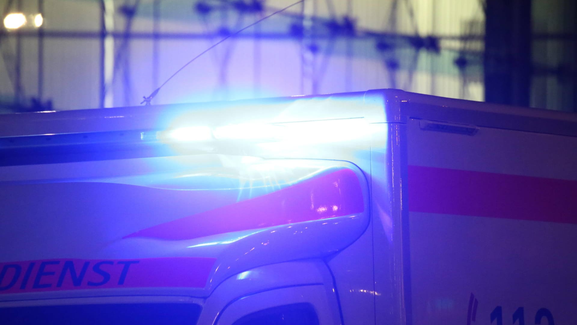 Blaulicht leuchtet auf einem Rettungswagen (Symbolbild): Ein Schüler erlitt Verletzungen, weil er von einem Fahrzeug, an dem sich sein Rucksack verhakt hatte, mitgeschliffen wurde. Blaulicht leuchtet auf einem Rettungswagen (Symbolbild): Ein Schüler erlitt Verletzungen, weil er von einem Fahrzeug, an dem sich sein Rucksack verhakt hatte, mitgeschliffen wurde.