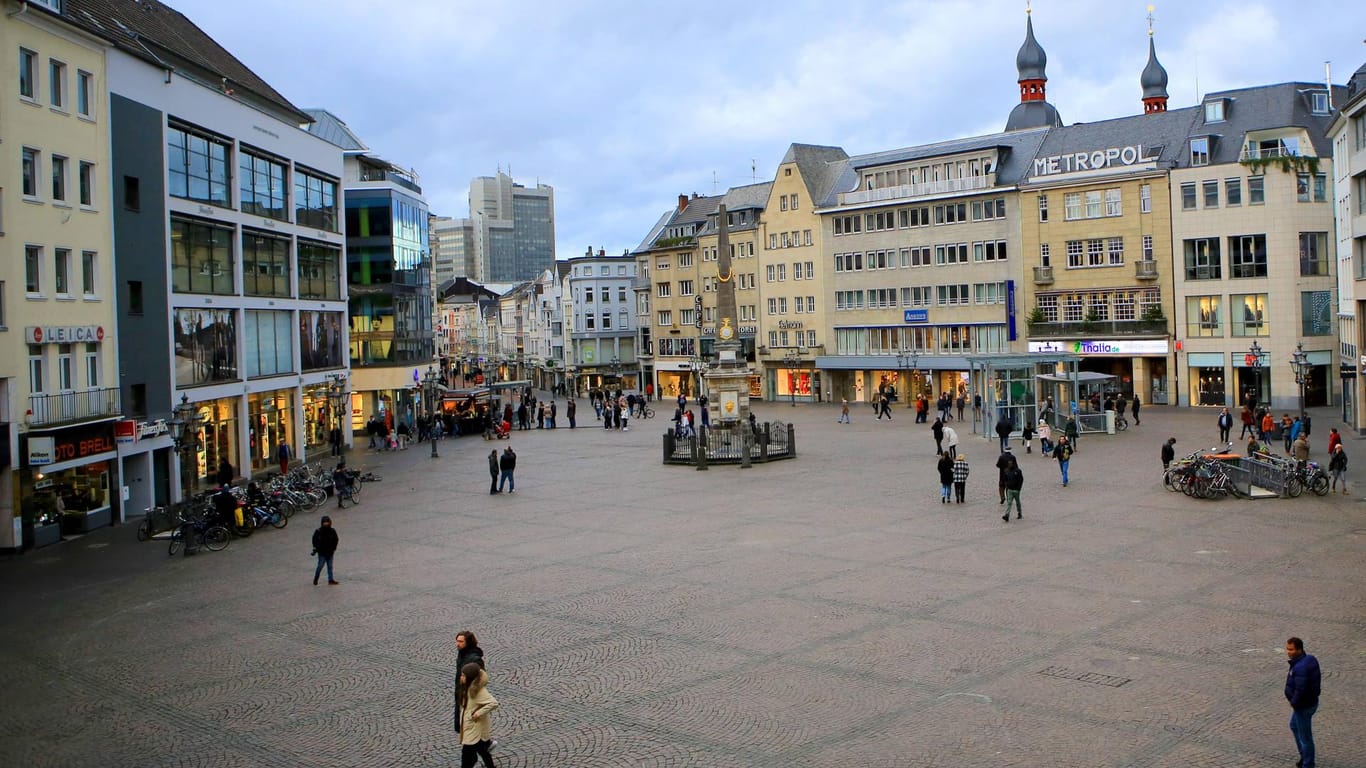 Der Bonner Marktplatz (Symbolbild): Ein Ladendieb hat einen Sicherheitsmitarbeiter in Bonn geschlagen und bespuckt.