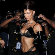Bella Hadid: Das US-Model zeigt sich bei Rihannas "Savage X Fenty"-Show in knappen Dessous.