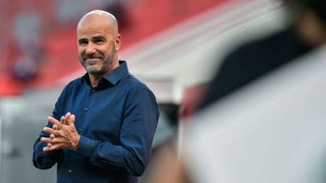 Bayer-Trainer Peter Bosz muss mit seinem Team beim VfB Stuttgart antreten. Bayer-Trainer Peter Bosz muss mit seinem Team beim VfB Stuttgart antreten.