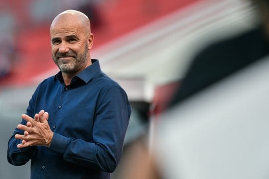 Bayer-Trainer Peter Bosz muss mit seinem Team beim VfB Stuttgart antreten.