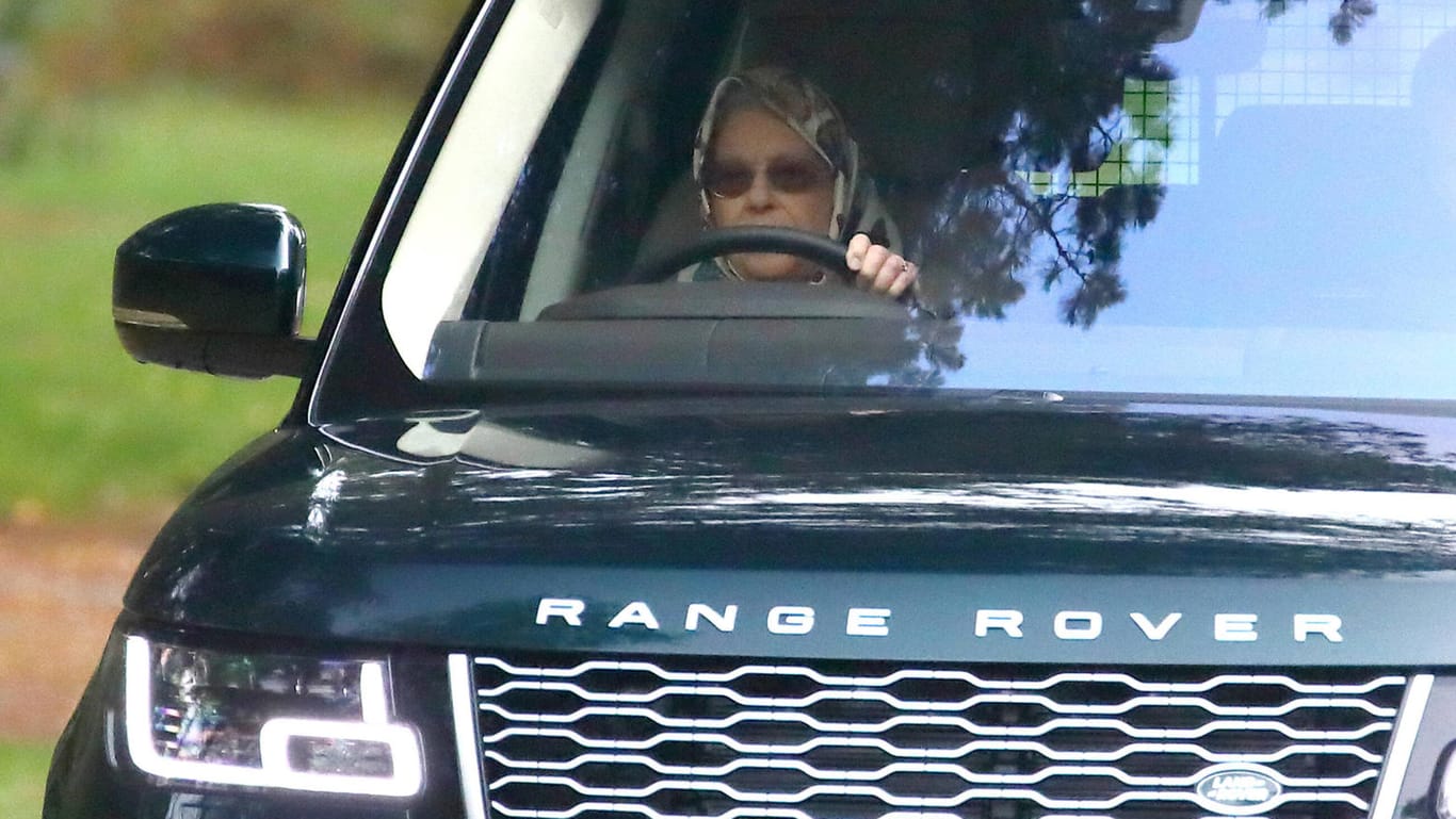 Queen Elizabeth II.: Die 94-Jährige wurde in ihrem Range Rover in der Nähe des Landsitzes in Sandringham gesichtet.
