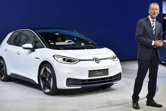 Volkswagen-Konzernchef Herbert Diess bei der Vorstellung des ID.3: klimaschonende Produktion nur vorgegaukelt?