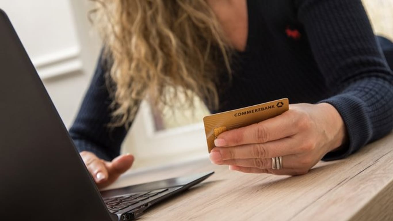Wer eine Zahlung über seine Kreditkarte nicht selbst in Auftrag gegeben hat, kann die Summe vom Kreditkartenunternehmen zurückfordern.
