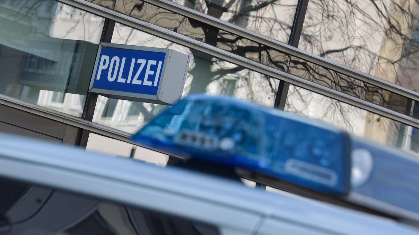 Blaulicht auf einem Polizeiauto vor einer Wache (Symbolbild): In Hagen hat ein Mann mit Platzpatronen im Hausflur geschossen.