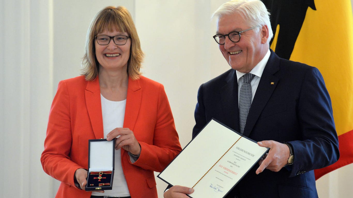 Kathrin Mahler Walther (l.) mit Bundespräsident Frank-Walter Steinmeier: Die deutsche Soziologin wurde mit dem Bundesverdienstkreuz ausgezeichnet.
