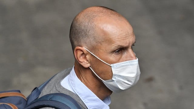 Augsburgs Coach Heiko Herrlich ist erkrankt.
