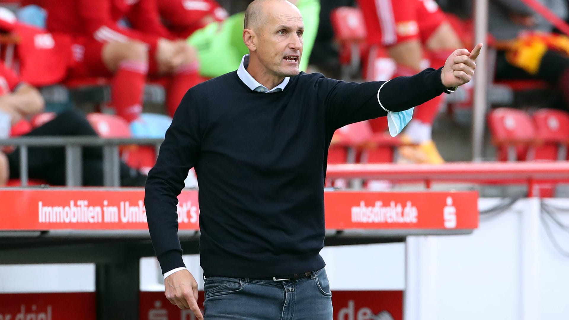 Wird gegen den VfL Wolfsburg nicht auf der Augsburger Bank sitzen: FCA-Cheftrainer Heiko Herrlich. Wird gegen den VfL Wolfsburg nicht auf der Augsburger Bank sitzen: FCA-Cheftrainer Heiko Herrlich.