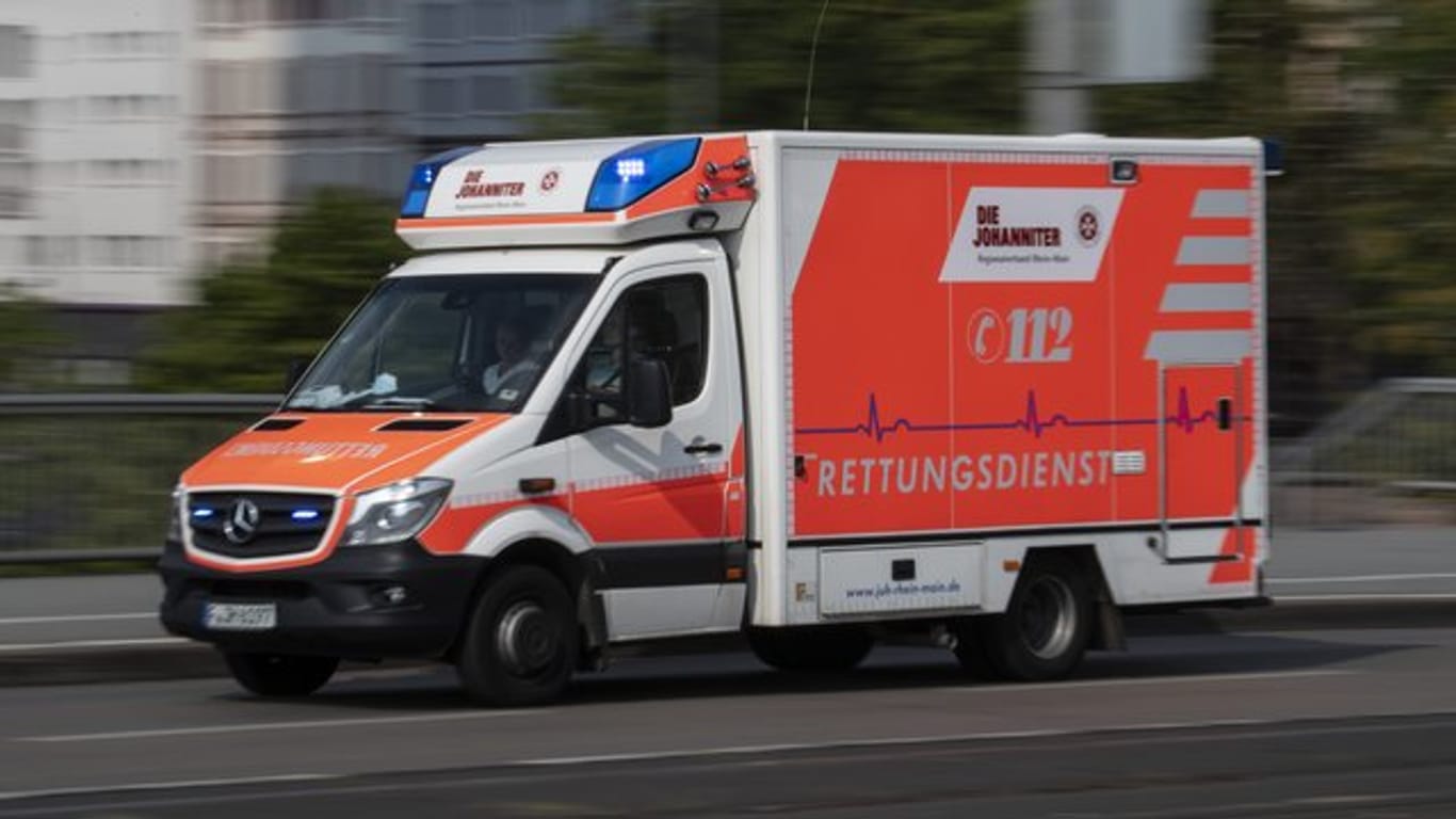 Rettungswagen auf dem Weg zum Krankenhaus (Symbolbild): Ein Kind ist in Schleswig-Holstein schwer verletzt worden.