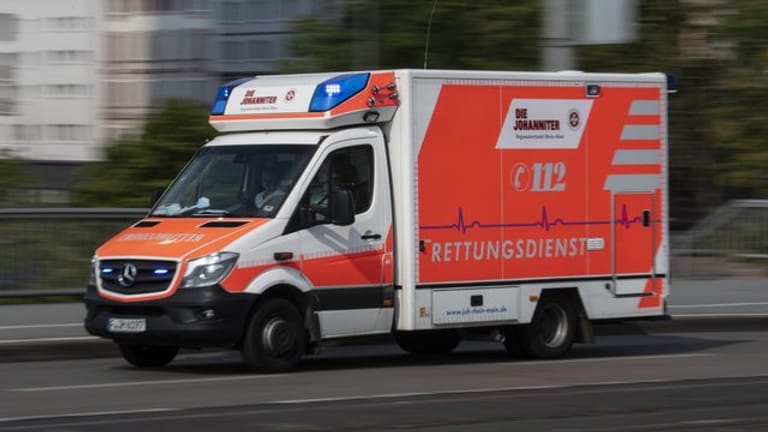 Rettungswagen auf dem Weg zum Krankenhaus (Symbolbild): Ein Kind ist in Schleswig-Holstein schwer verletzt worden.