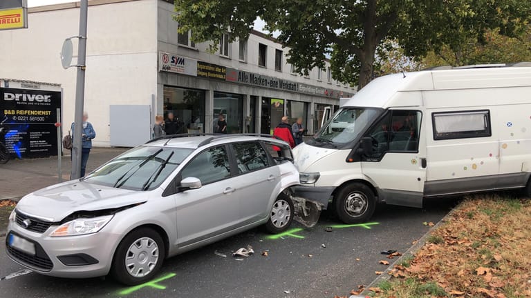 Die Unfallstelle in Köln-Vogelsang: Bei dem Versuch der Fahrerflucht ist der Fahrer eines Kleintransporters mit einem Pkw kollidiert.