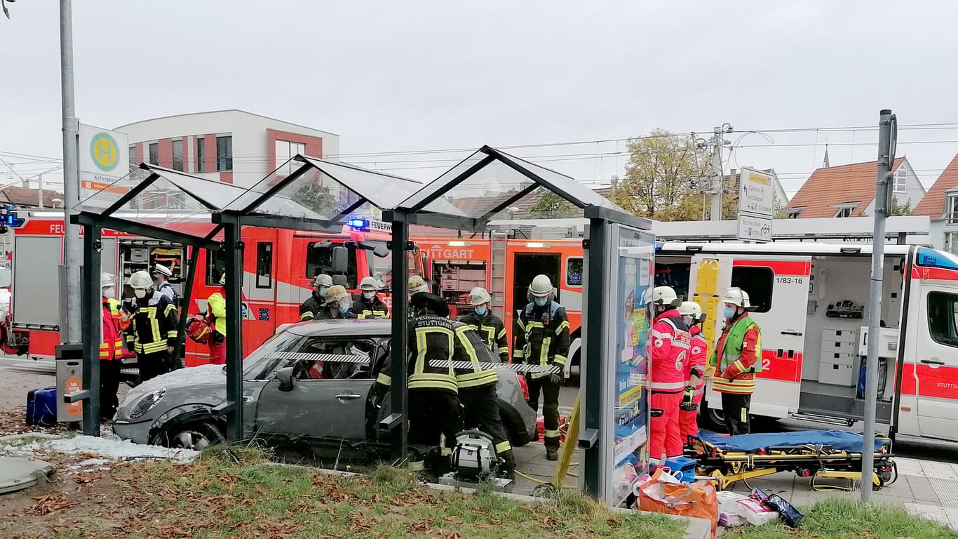Ein Auto ist in eine Stuttgarter Bushaltestelle gefahren: Bei dem Unfall wurde ein Mädchen verletzt.