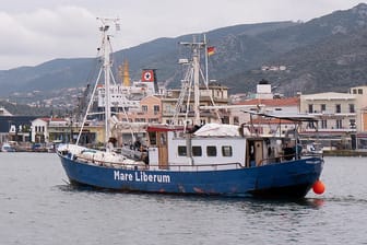 Seenotrettung im Mittelmeer: Das Rettungsschiff des Berliner Vereins Mare Liberum vor der griechischen Insel Lesbos.