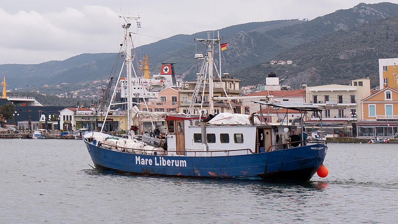 Seenotrettung im Mittelmeer: Das Rettungsschiff des Berliner Vereins Mare Liberum vor der griechischen Insel Lesbos.