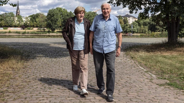Rentner-Ehepaar am Spazieren (Symbolbild): Die durchschnittliche Bruttorente beträgt bundesweit rund 1.400 Euro.