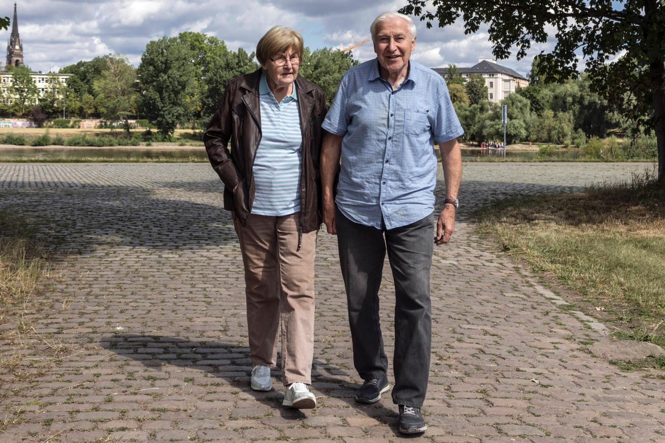 Rentner-Ehepaar am Spazieren (Symbolbild): Die durchschnittliche Bruttorente beträgt bundesweit rund 1.400 Euro. Rentner-Ehepaar am Spazieren (Symbolbild): Die durchschnittliche Bruttorente beträgt bundesweit rund 1.400 Euro.