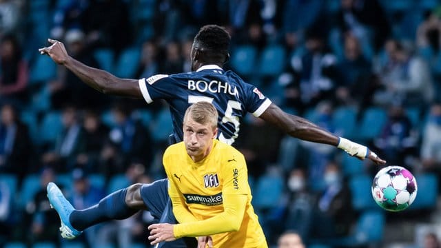 Silvère Ganvoula (hinten) vom VfL Bochum und der Osnabrücker Lukas Gugganig im Zweikampf. Silvère Ganvoula (hinten) vom VfL Bochum und der Osnabrücker Lukas Gugganig im Zweikampf.