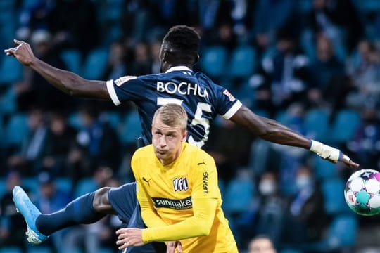 Silvère Ganvoula (hinten) vom VfL Bochum und der Osnabrücker Lukas Gugganig im Zweikampf.