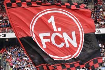 Wappen des 1. FC Nürnberg (Symbolfoto): Die Franken haben sich von einem Banner für einen verstorbenen Neonazi distanziert.