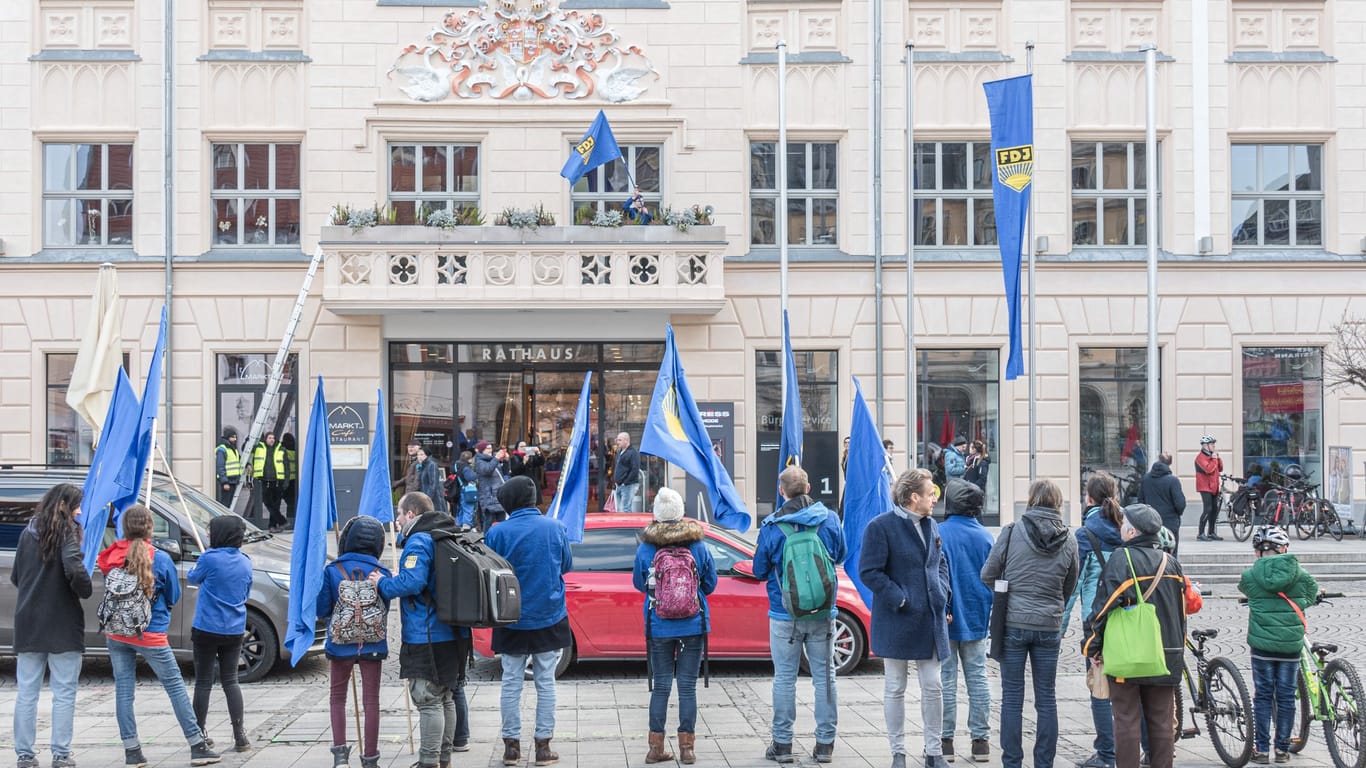 Auf dem Rathausbalkon: Nach der Aktion in Zwickau im März wurde Anklage gegen FDJ-Aktivisten aus Regensburg, Nürnberg und Bremen erhoben. West-Kommunisten haben den Ost-Verband übernommen.