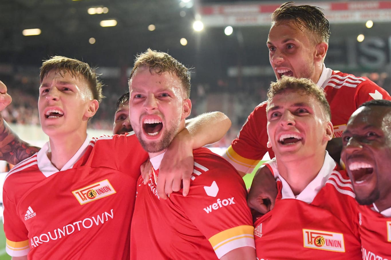 Das Team von Union Berlin um Torschütze Manuel Friedrich (2. v.l.) jubelt nach einem Treffer gegen Mainz 05.