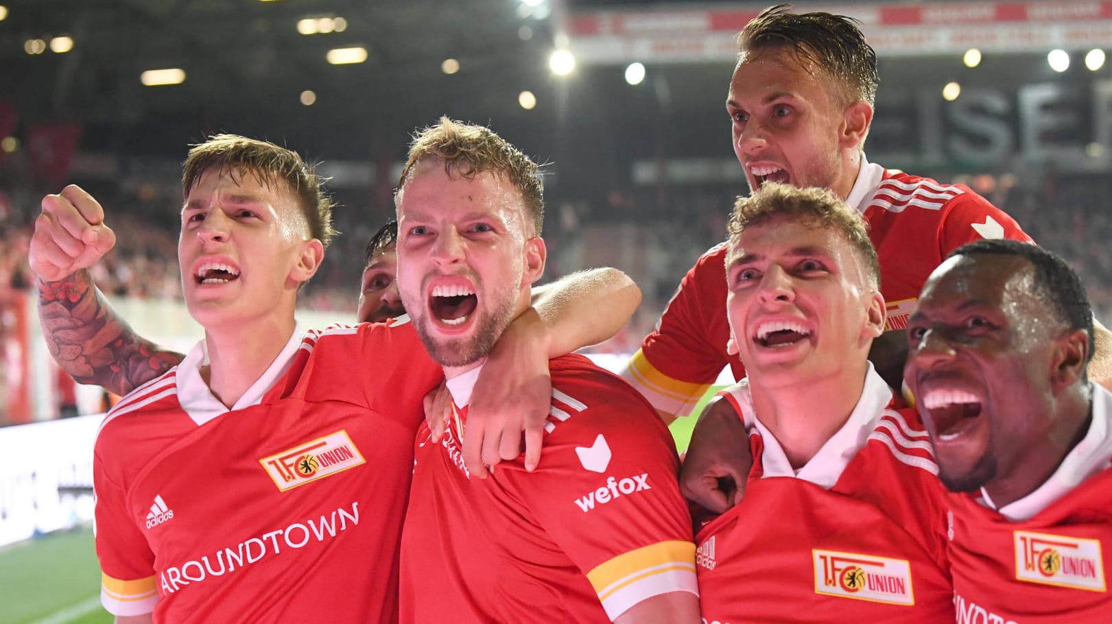 Das Team von Union Berlin um Torschütze Manuel Friedrich (2. v.l.) jubelt nach einem Treffer gegen Mainz 05. Das Team von Union Berlin um Torschütze Manuel Friedrich (2. v.l.) jubelt nach einem Treffer gegen Mainz 05.