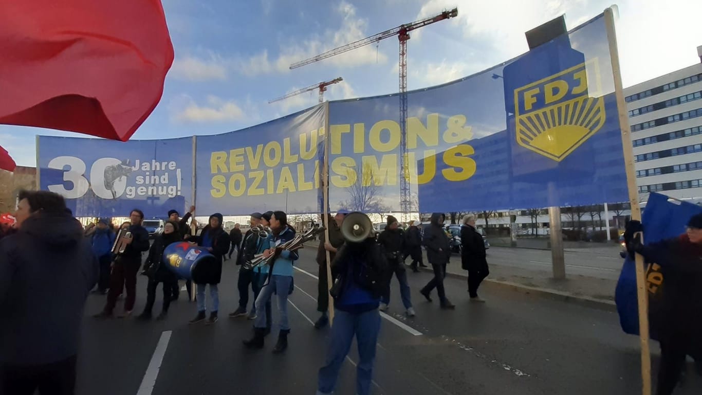 "Revolution & Sozialismus": Die FDJ mit einem Banner zu ihrer Kampagne "30 Jahre sind genug", mit der sie seit Monaten gegen die "Annexion" bei der Wiedervereinigung protestiert. Dem "Fördererkreis der Freien Deutschen Jugend" hat das nach eigenen Angaben einige neue Mitglieder gebracht.