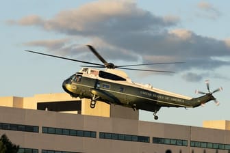 Die Marine One mit US-Präsident Donald Trump an Bord landet auf dem Walter-Reed-Militärkrankenhaus in Bethesda.
