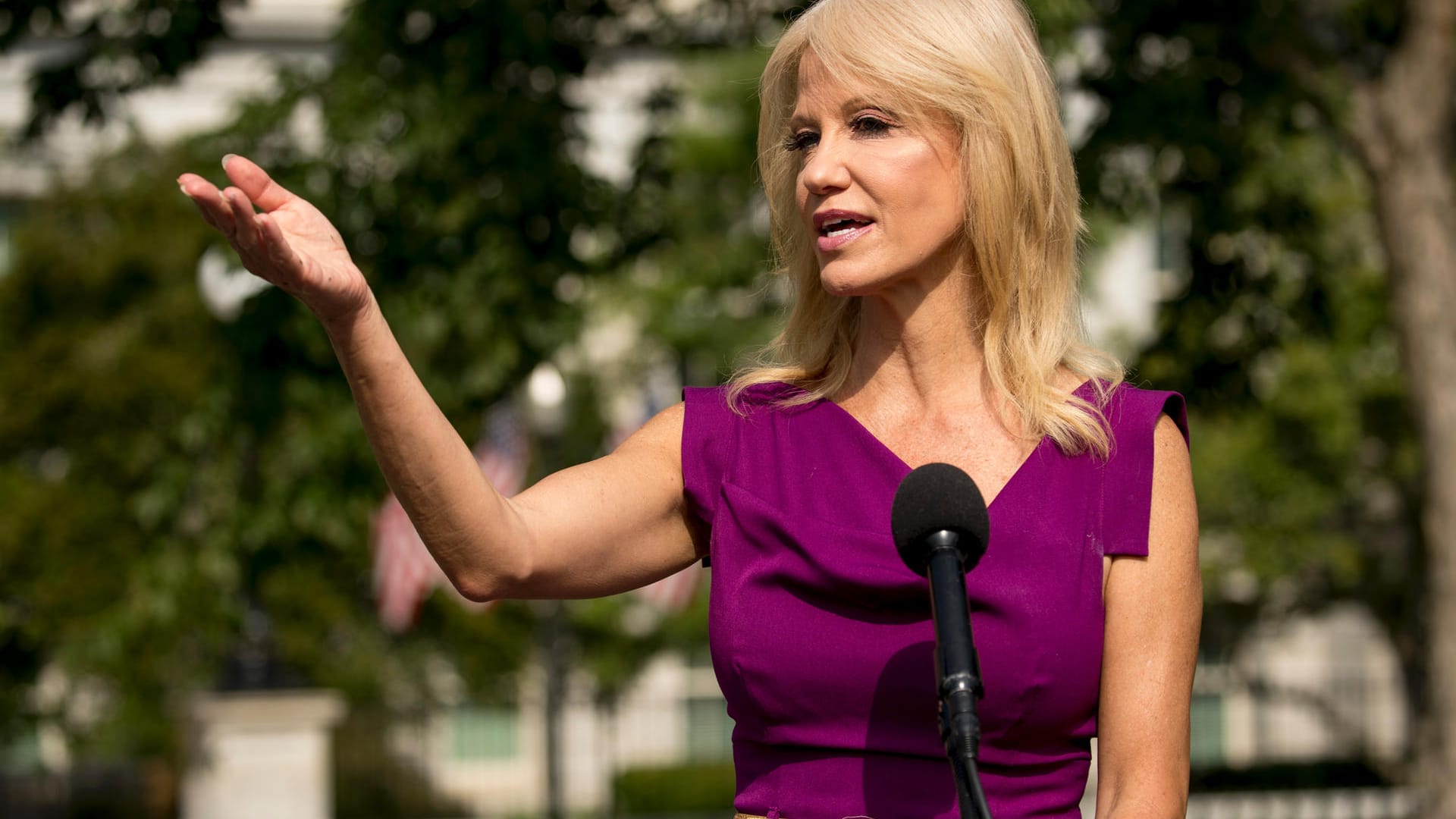 In Washington: Kellyanne Conway, damalige Beraterin des US-Präsidenten Trump, spricht zu Reportern. Die frühere hochrangige Beraterin von US-Präsident Donald Trump hat sich mit dem Coronavirus angesteckt.