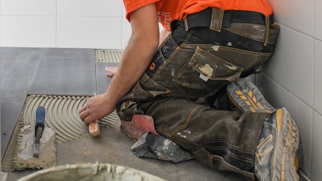 Die Zufriedenheit hat sich vor allem im Osten einer Langzeitstudie zufolge zum Teil deutlich erhöht - vor allem mit Blick auf das Einkommen. Die Zufriedenheit hat sich vor allem im Osten einer Langzeitstudie zufolge zum Teil deutlich erhöht - vor allem mit Blick auf das Einkommen.