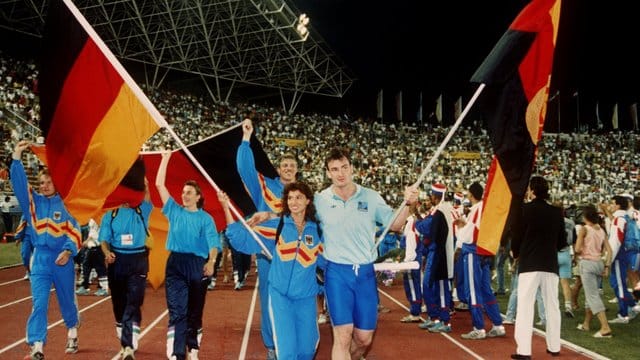 Arm in Arm: Fahnenträger Gabriele Lippe aus der Bundesrepublik und Ulf Timmermann aus der DDR 1990 bei der Schlußfeier der Leichtathletik-EM im jugoslawischen Split. Arm in Arm: Fahnenträger Gabriele Lippe aus der Bundesrepublik und Ulf Timmermann aus der DDR 1990 bei der Schlußfeier der Leichtathletik-EM im jugoslawischen Split.