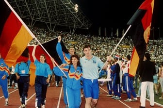 Arm in Arm: Fahnenträger Gabriele Lippe aus der Bundesrepublik und Ulf Timmermann aus der DDR 1990 bei der Schlußfeier der Leichtathletik-EM im jugoslawischen Split.