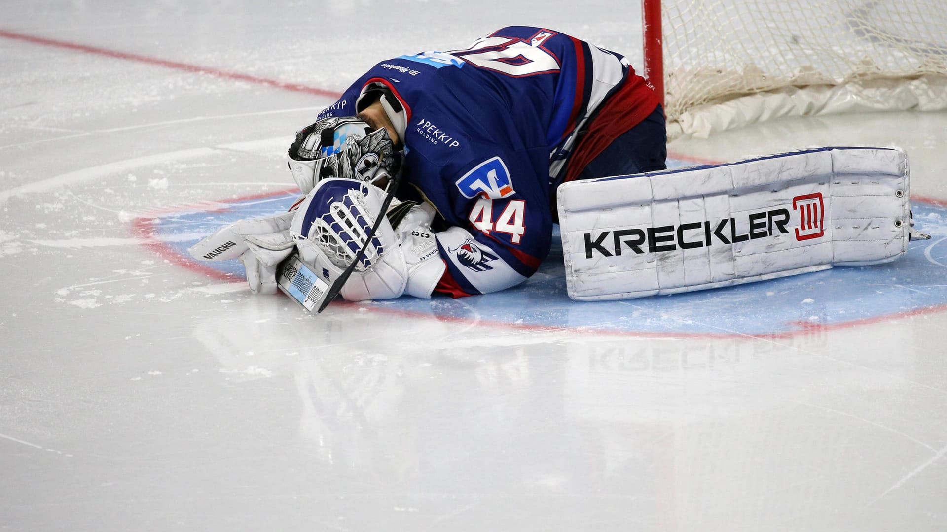 Eishockey-Torwart am Boden (Symbolbild): Start der DEL wurde erneut verschoben. Eishockey-Torwart am Boden (Symbolbild): Start der DEL wurde erneut verschoben.