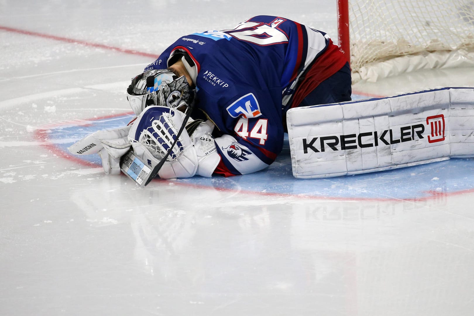 Eishockey-Torwart am Boden (Symbolbild): Start der DEL wurde erneut verschoben.