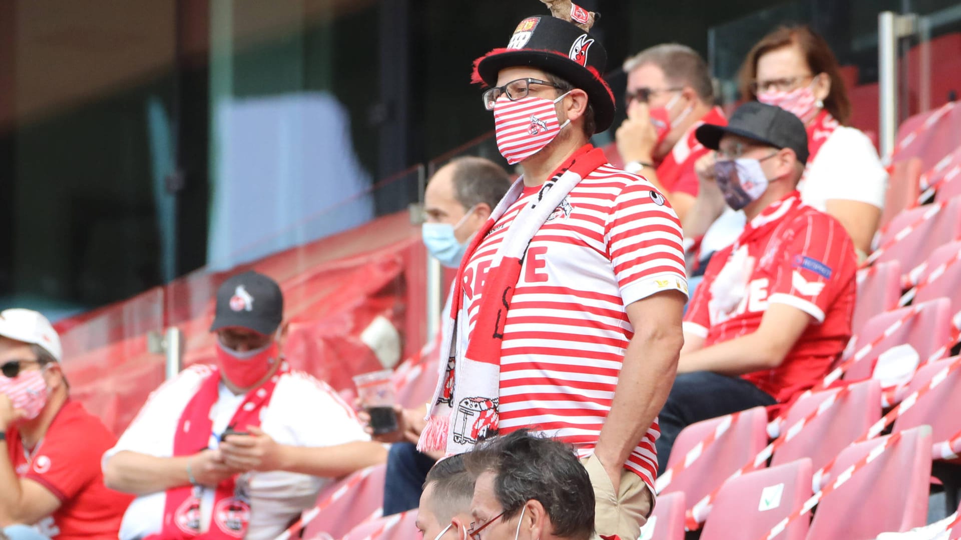 Fans des 1. FC Köln (archivbild): Zum Derby sind einige Zuschauer doch noch zugelassen.