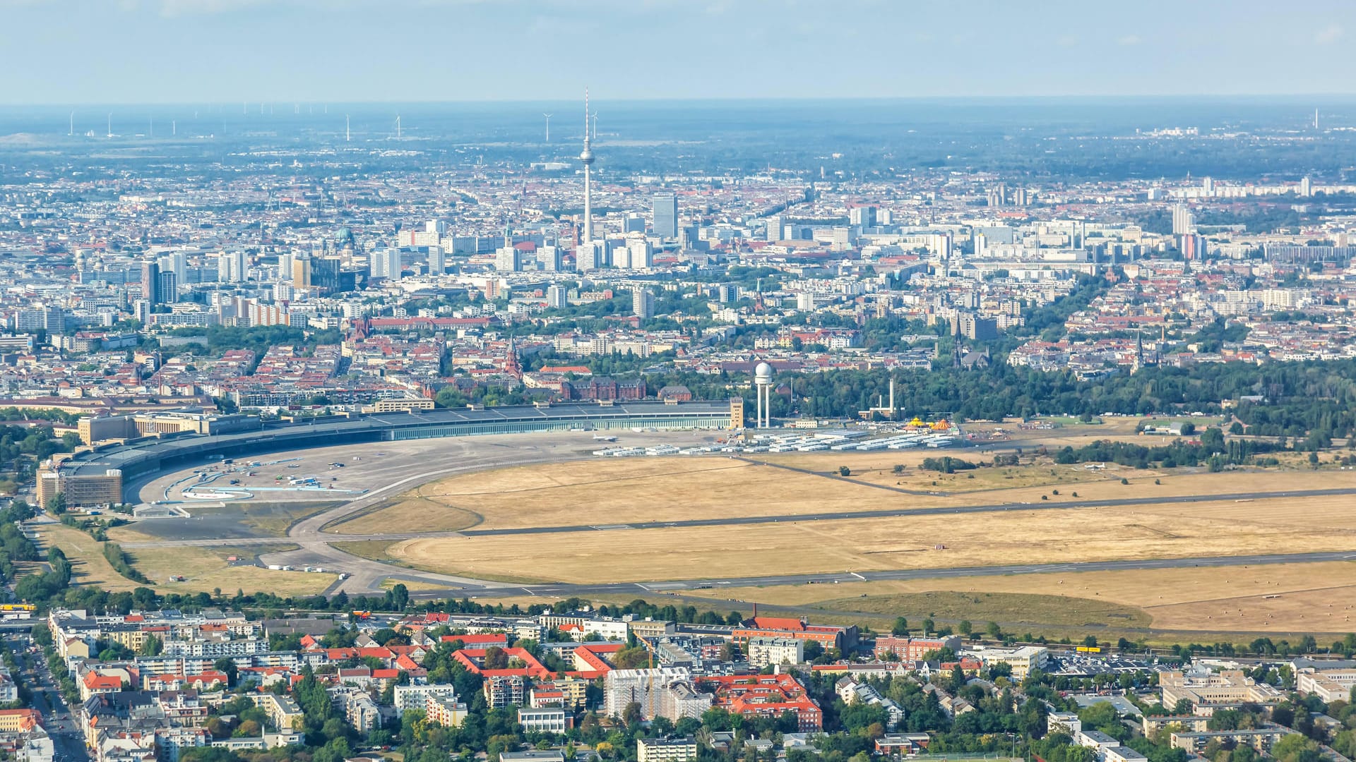 Ehemaliger Flughafen Berlin TempBlick auf Berlin mit dem Flughafen Tempelhof (Symbolbild): Nach einer Feier in einem Festsaal sind mehrere Menschen positiv getestet worden. elhof THF Airport Luftbild Berlin, Deutschland - 19. August 2020: Ehemaliger Flughafen B