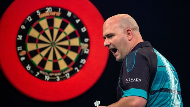 Rob Cross aus England gestikuliert an der Dartsscheibe: Die Darts-EM soll Ende Oktober stattfinden. Rob Cross aus England gestikuliert an der Dartsscheibe: Die Darts-EM soll Ende Oktober stattfinden.