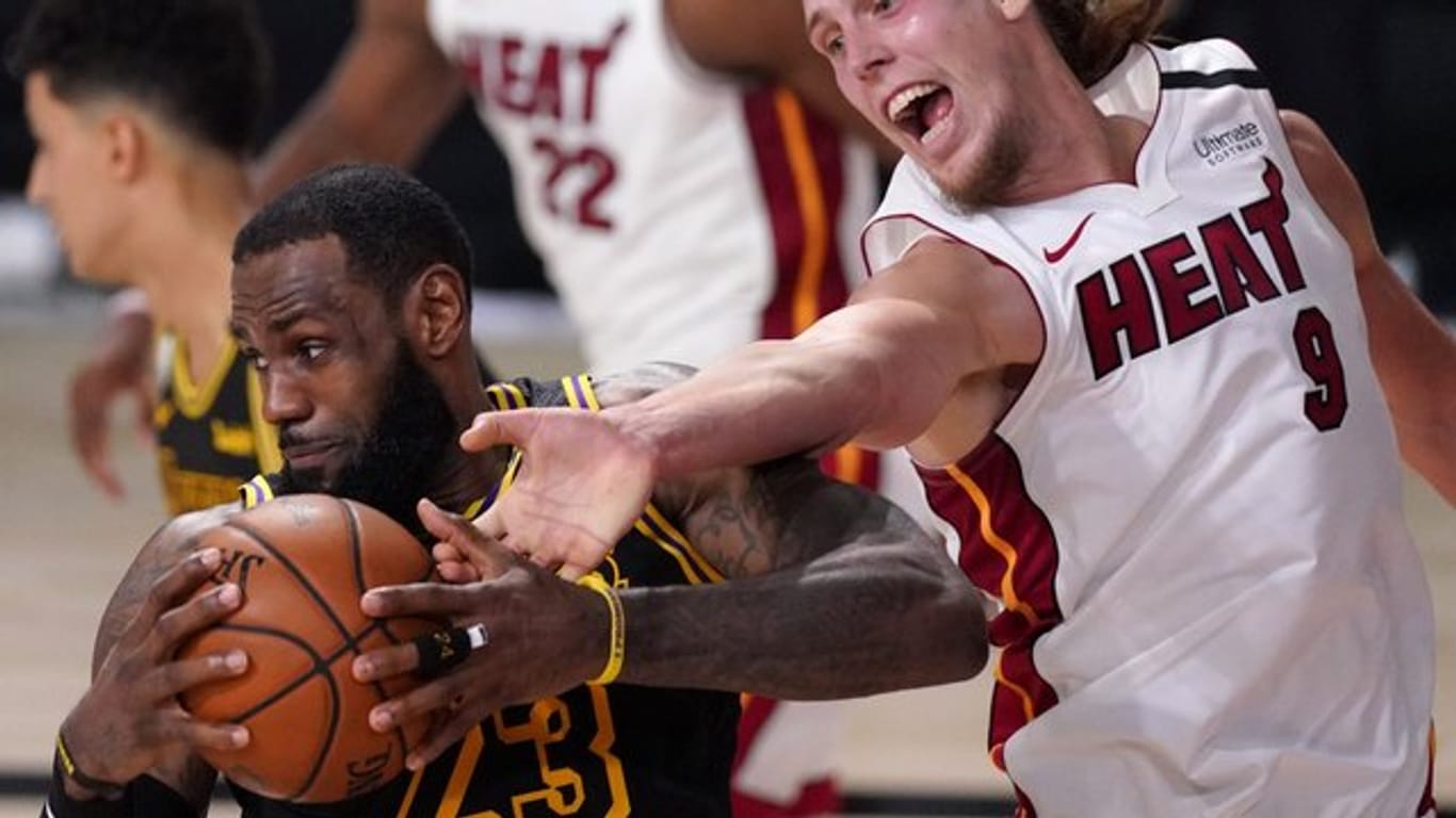 LeBron James (l/23) von den Los Angeles Lakers setzt sich gegen Kelly Olynyk (r/9) von Miami Heat durch.