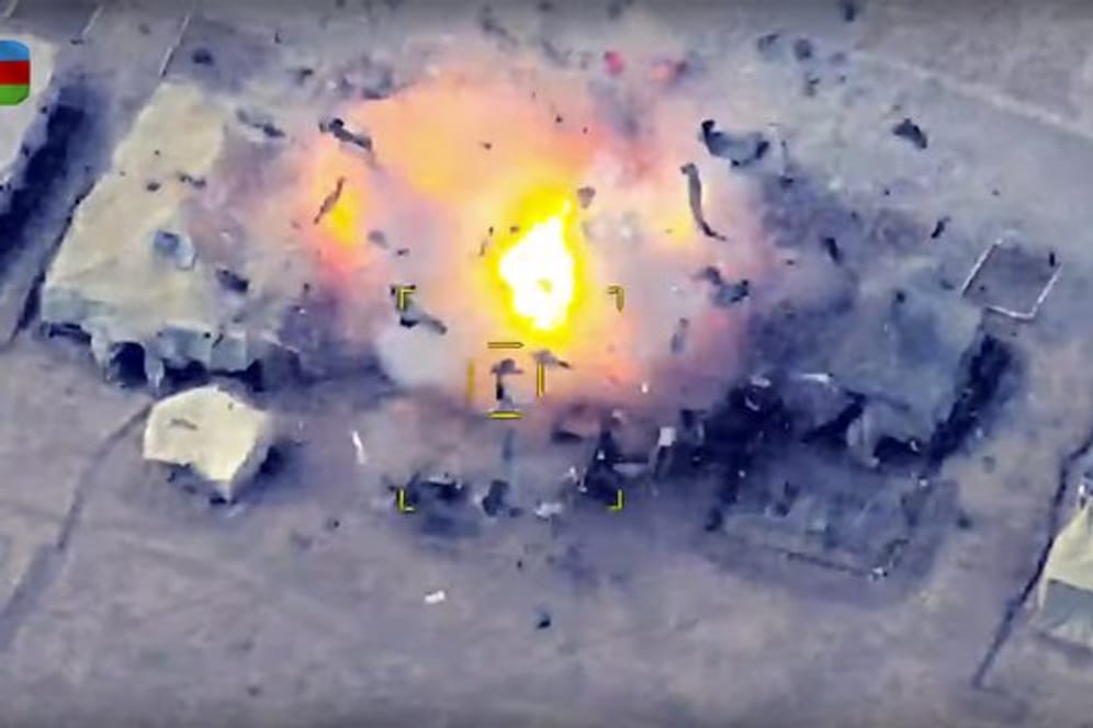Das Videostandbild, das vom aserbaidschanischen Verteidigungsministerium zur Verfügung gestellt wurde, zeigt den Angriff auf ein Lager der armenischen Armee in Berg-Karabach.