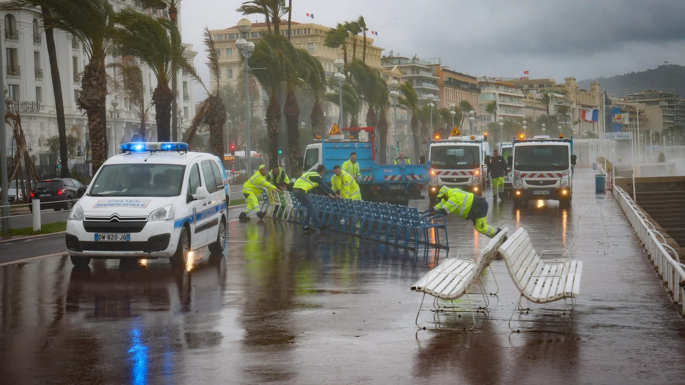 Unwetter in Frankreich: Mehrere Menschen werden nach starken Stürmen vermisst.