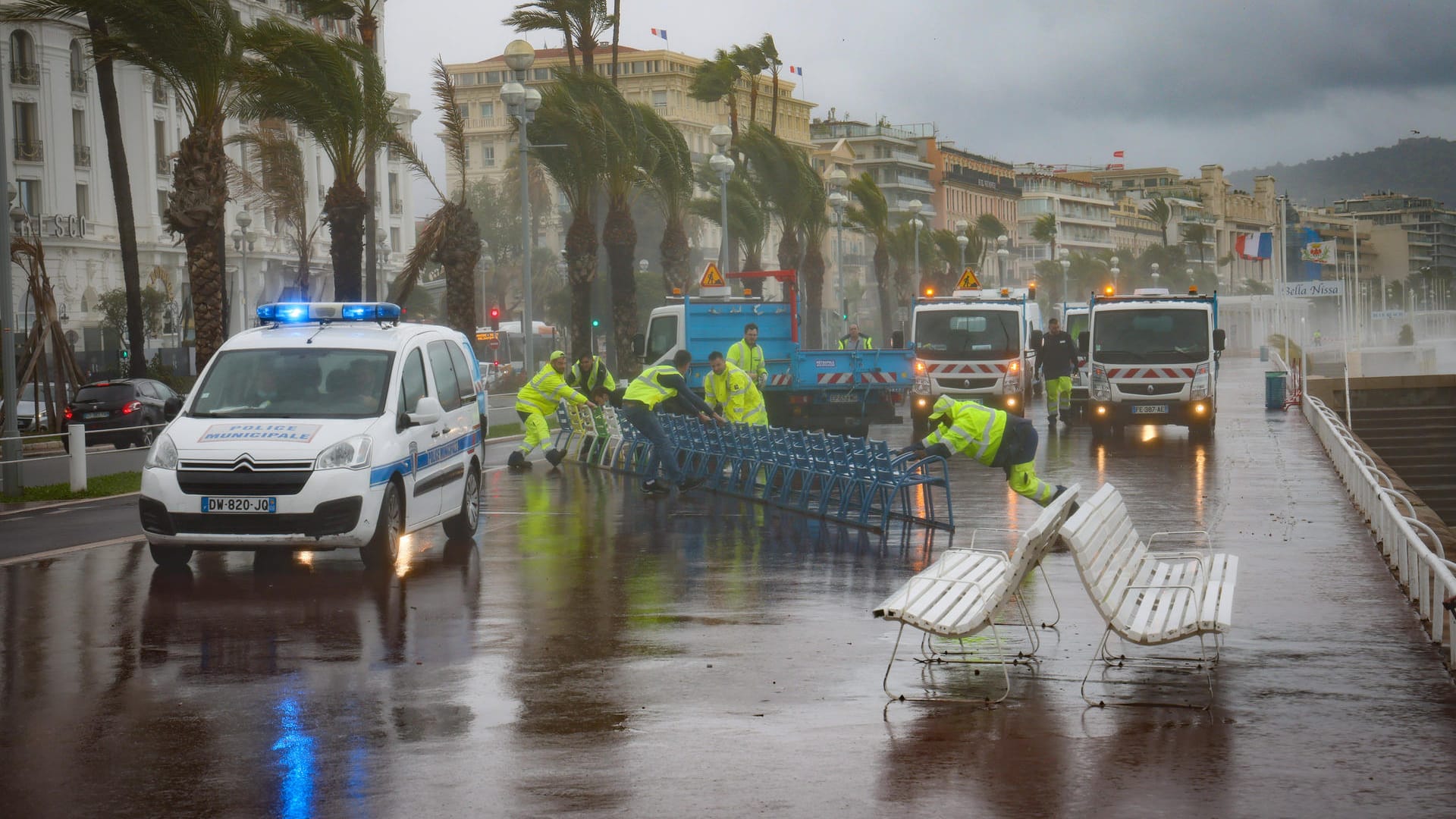 Unwetter in Frankreich: Mehrere Menschen werden nach starken Stürmen vermisst. Unwetter in Frankreich: Mehrere Menschen werden nach starken Stürmen vermisst.